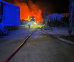 Lubelskie: Ogień trawił ciężarówki i kombajn! Dramatyczna interwencja strażaków w środku nocy