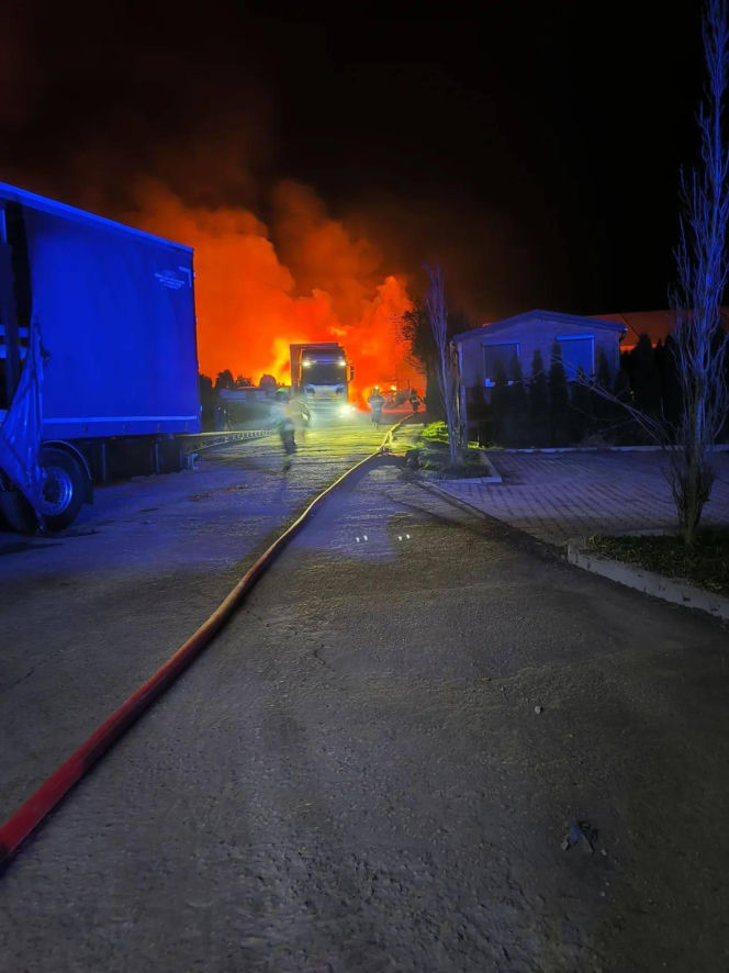 Lubelskie: Ogień trawił ciężarówki i kombajn! Dramatyczna interwencja strażaków w środku nocy
