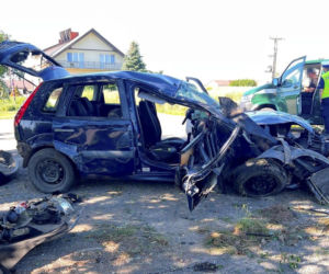 16-latek wziął auto rodziców i rozbił się na drzewie. W środku troje pijanych pasażerów