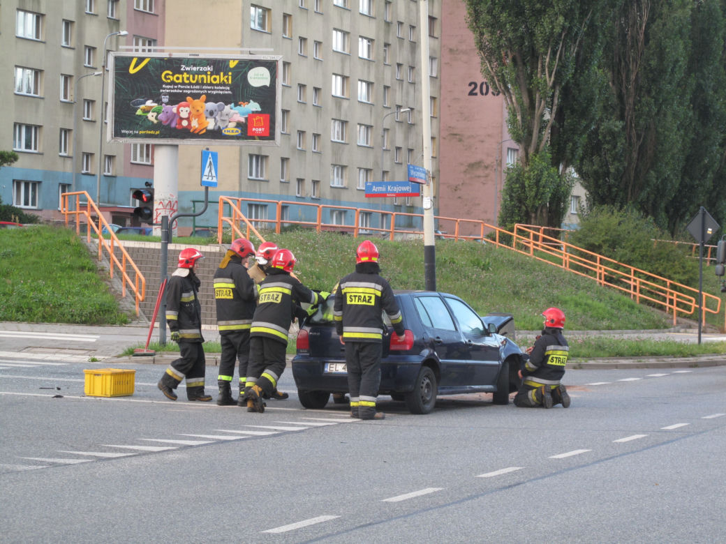 Łódź. Poranny wypadek na Retkini. Zderzenie opla i volkswagena