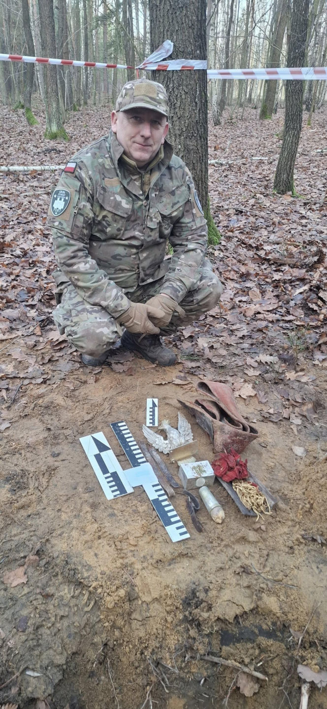 Sensacyjne odkrycie w starachowickim lesie! Pod ziemią przeleżało ponad 80 lat