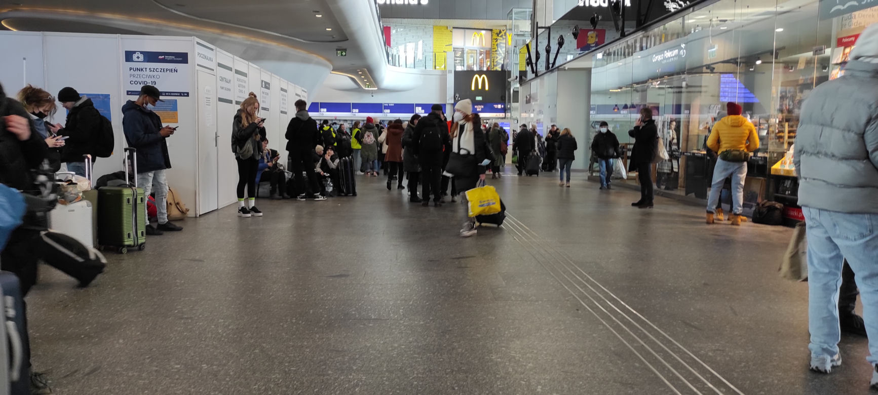 Tłumy na Dworcu Centralnym. Zmienił się w noclegownię dla uchodźców