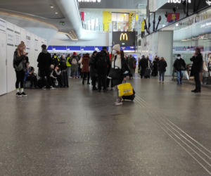 Tłumy na Dworcu Centralnym. Zmienił się w noclegownię dla uchodźców