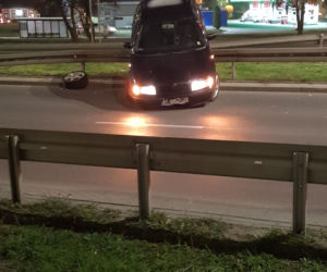 Nietypowy wypadek na Kamiennej w Bydgoszczy! Auto wjechało na barierki! [ZDJĘCIA]