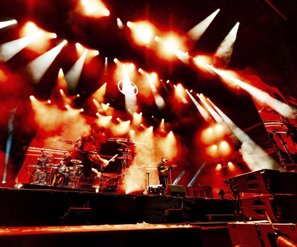 Zespół Twenty One Pilots na oświetlonej czerwono scenie. O gwiazdach festiwalu Sziget przeczytasz w Eska.