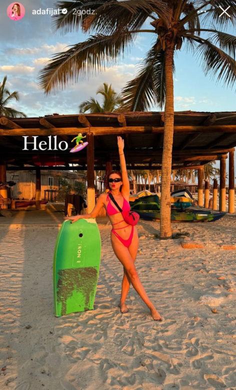 Ada Fijał w bikini na plaży