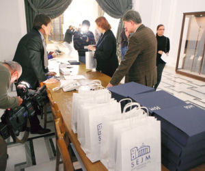Przyszli do Sejmu po prezenty i pieniądze