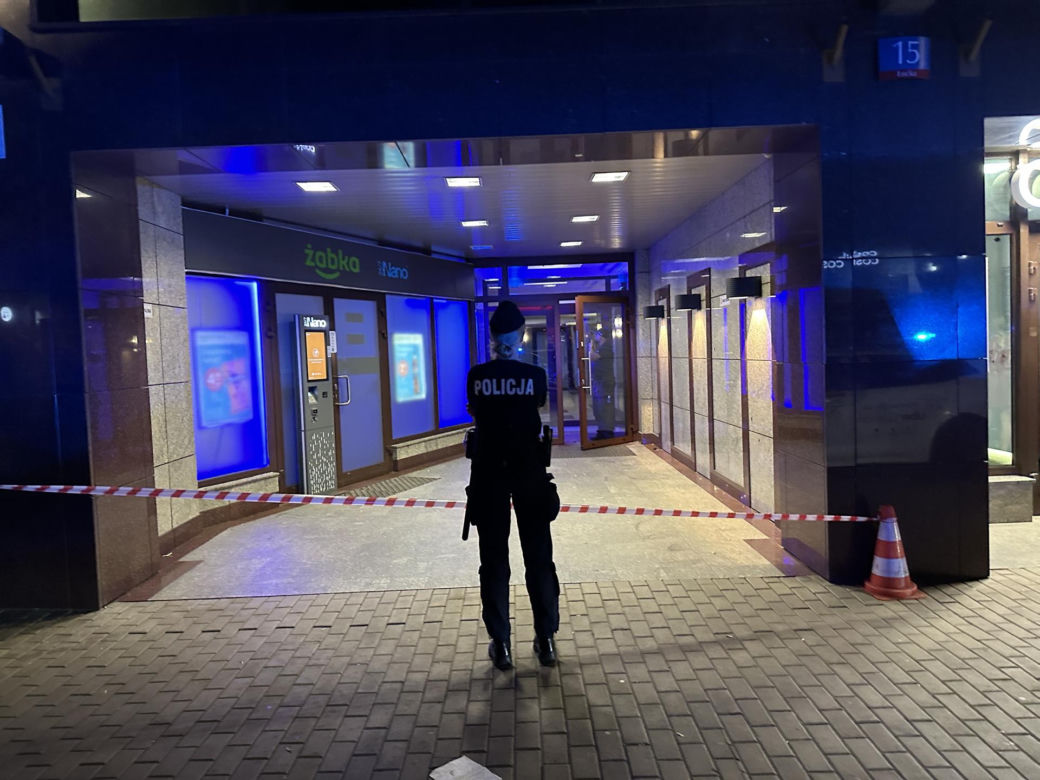 Atak nożownika na Woli. Ranny przebiegł kilkaset metrów i padł na ziemię. Zatrzymali jedną osobę, trwa akcja policji