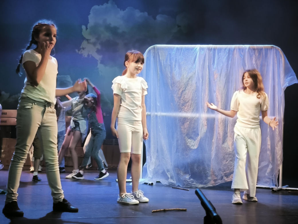 Spektakl na zakończenie warsztatów teatralnych w Teatrze Miejskim w Lesznie 