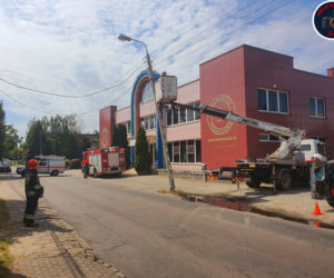Betonowy słup wisiał nad ulicą