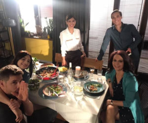 M jak miłość po wakacjach 2020. Iza (Adriana Kalska), Marcin (Mikołaj Roznerski), Olek (Maurycy Popiel), Aneta (Ilona Janyst), Aleksandra (Małgorzata Pieczyńska)