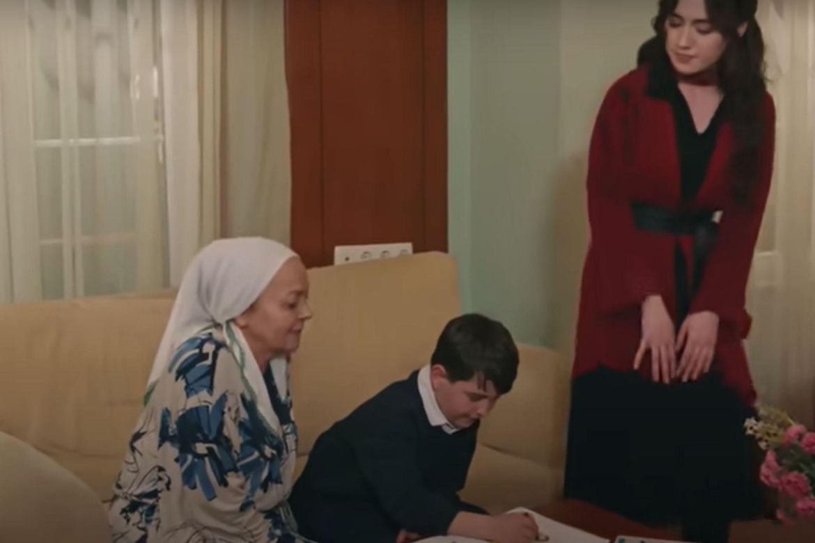 Mały Ali chce wręczyć Halilowi specjalny rysunek 
