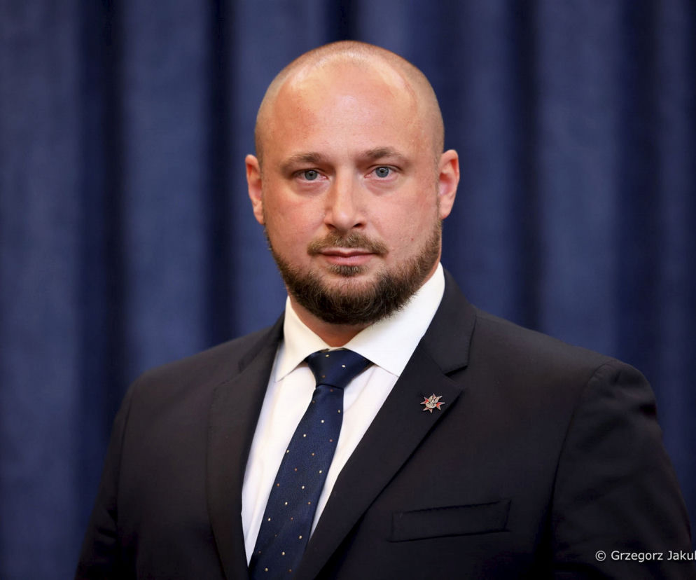 Były szef BBN Jacek Siewiera w garniturze na tle granatowej kotary. O jego ostrzeżeniach przeczytasz na SE Polityka.