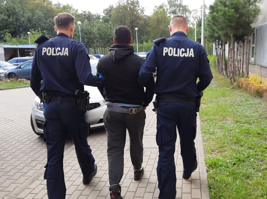 Miał do odsiadki 2 lata, teraz grozi mu nawet 10. Próbował rozjechać policjantów!
