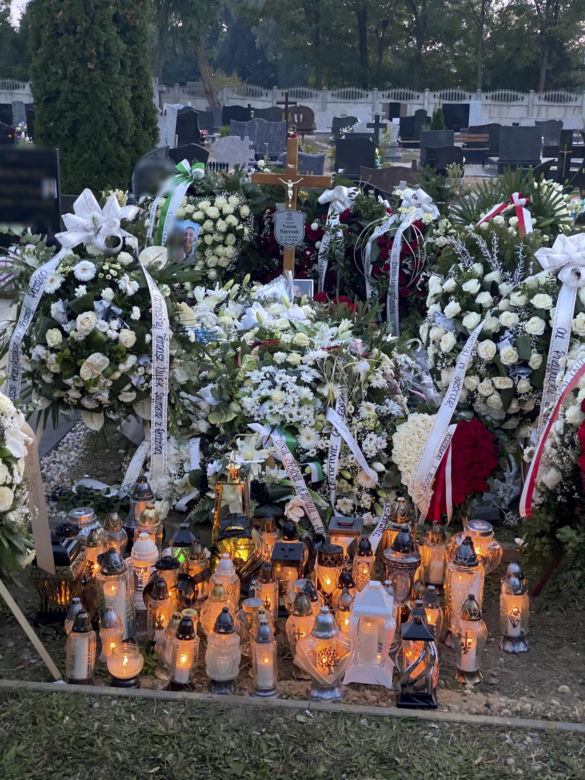 Grób zastrzelonego policjanta Natana Sieronia pokryły kwiaty i wiązanki. Trudno powstrzymać łzy
