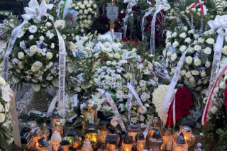 Grób zastrzelonego policjanta Natana Sieronia pokryły kwiaty i wiązanki. Trudno powstrzymać łzy