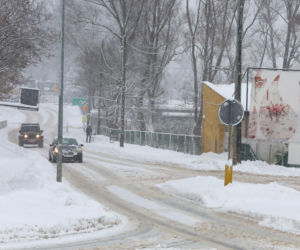 Ostróda w centrum śnieżycy. Burmistrz nocą ratował ludzi. Kierowcy nocowali w urzędzie