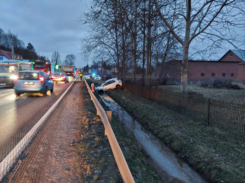 Wypadek na 42. Toyota wylądowała w przydrożnym rowie