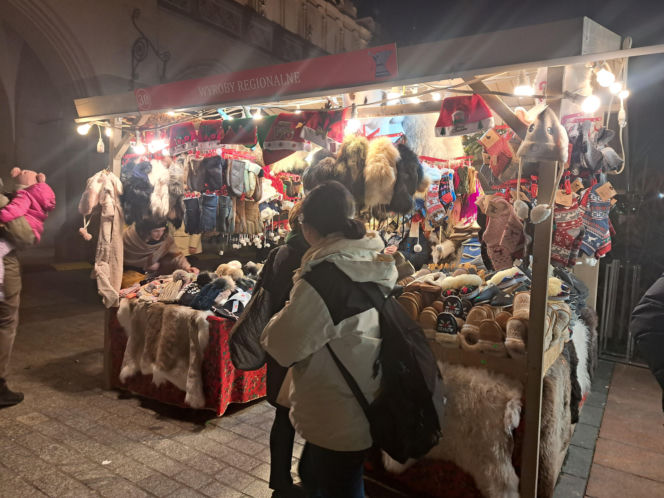 Jarmark Bożonarodzeniowy na Rynku Głównym w Krakowie 2025. Oferta wystawców