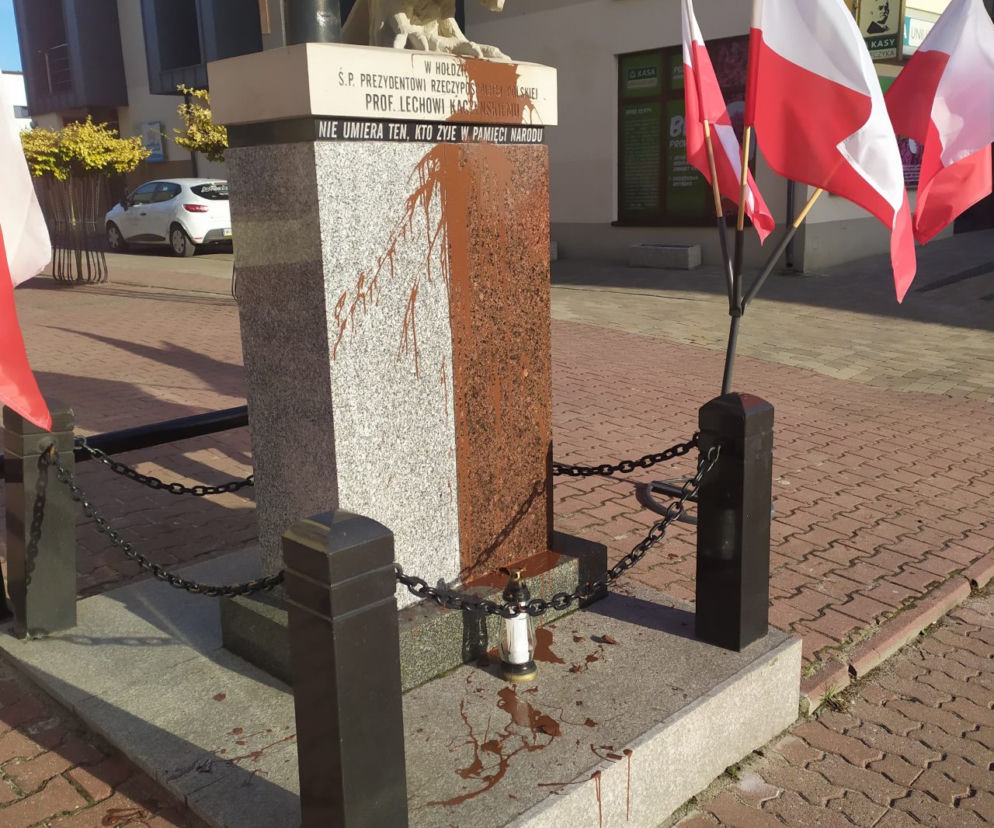Ktoś oblał farbą pomnik Lecha Kaczyńskiego. Policja poszukuje sprawcy! 