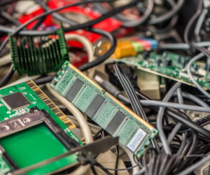 Ceny skupu złomu elektronicznego 2026. Ile można zarobić na elektrośmieciach?