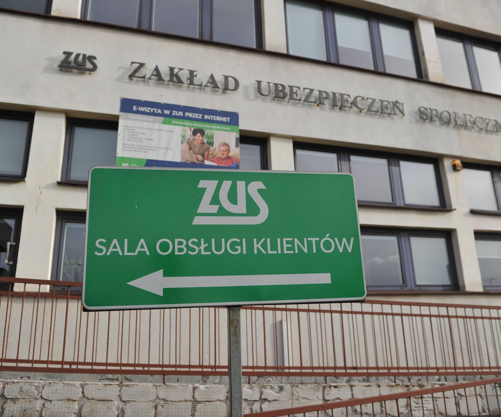 Zielona tablica ZUS Sala obsługi klientów na tle budynku urzędu. O zamknięciu placówek 14 sierpnia przeczytasz na Eska.