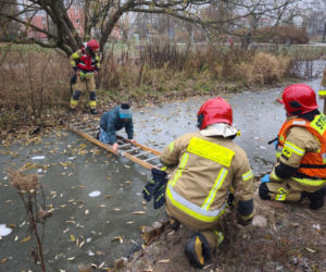 10-latek wszedł na zamarznięte oczko wodne. Tafla zaczęła pękać