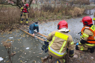 10-latek wszedł na zamarznięte oczko wodne. Tafla zaczęła pękać