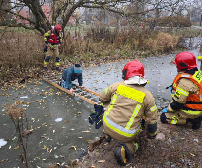 10-latek wszedł na zamarznięte oczko wodne. Tafla zaczęła pękać