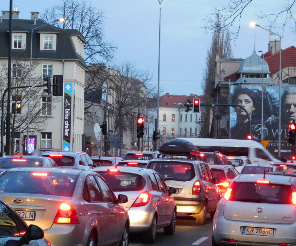 Jechał Boltem po buspasie i na czerwonym! O krok od tragedii w Krakowie
