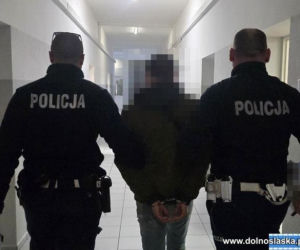 Wszedł do mieszkania byłej i zaatakował nożem. 45-latek walczy o życie