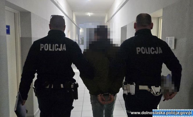 Wszedł do mieszkania byłej i zaatakował nożem. 45-latek walczy o życie