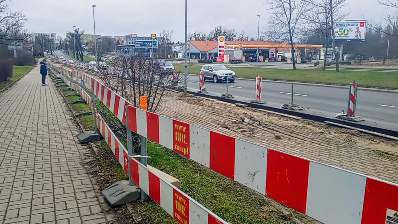 Ulica rozkopana, drzewa wycięte, kierowcy narzekają. Co z nowym dojazdem do sklepu IKEA w Szczecinie?