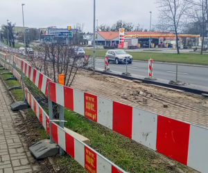 Ulica rozkopana, drzewa wycięte, kierowcy narzekają. Co z nowym dojazdem do sklepu IKEA w Szczecinie?