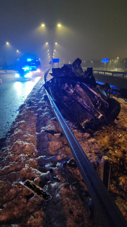  Samochód z impetem wpadł między bariery i dachował. Samochód wygląda jak zgnieciona puszka