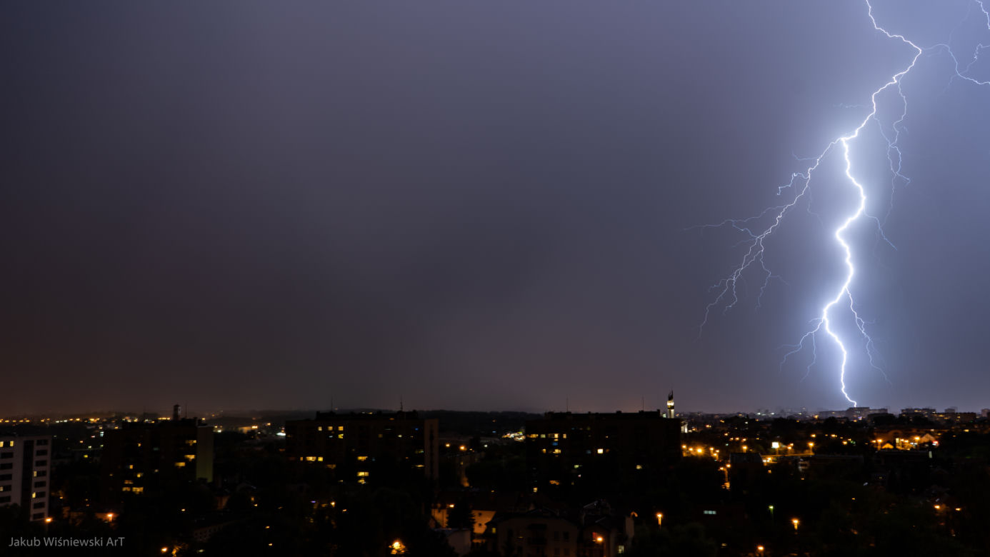 Spektakularne wyładowania nad Krakowem. To nie jest fotomontaż!