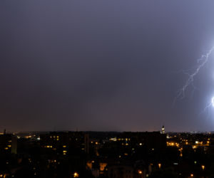 Spektakularne wyładowania nad Krakowem. To nie jest fotomontaż!