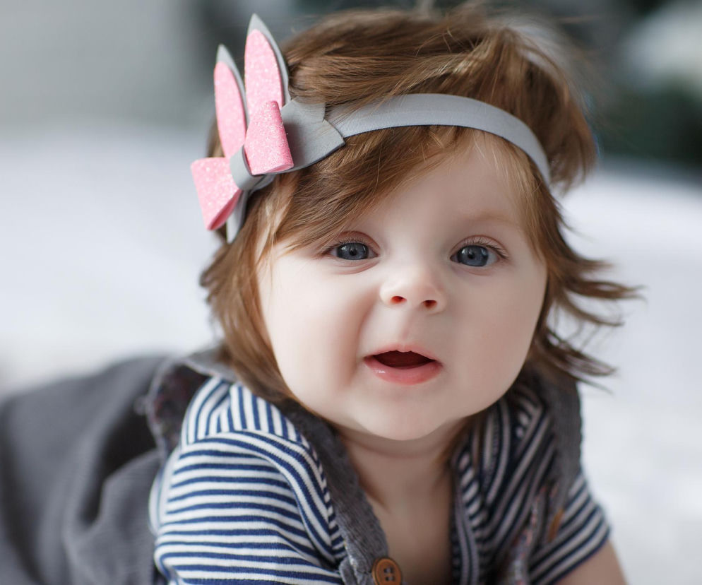 Brzmi jak Helena, ale jest lżejsze.  To imię w 2025 roku dostały 222 dziewczynki