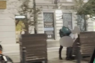 Seks na chodniku w centrum Warszawy. Para oddawała się uniesieniom przy Alejach Jerozolimskich