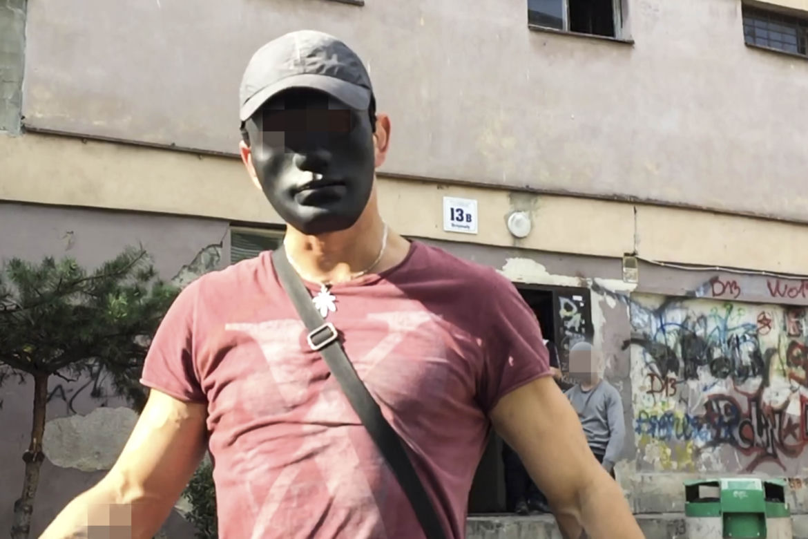 Chore dzieci wciskają do meliny