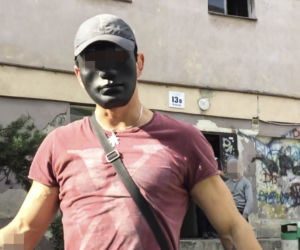 Chore dzieci wciskają do meliny