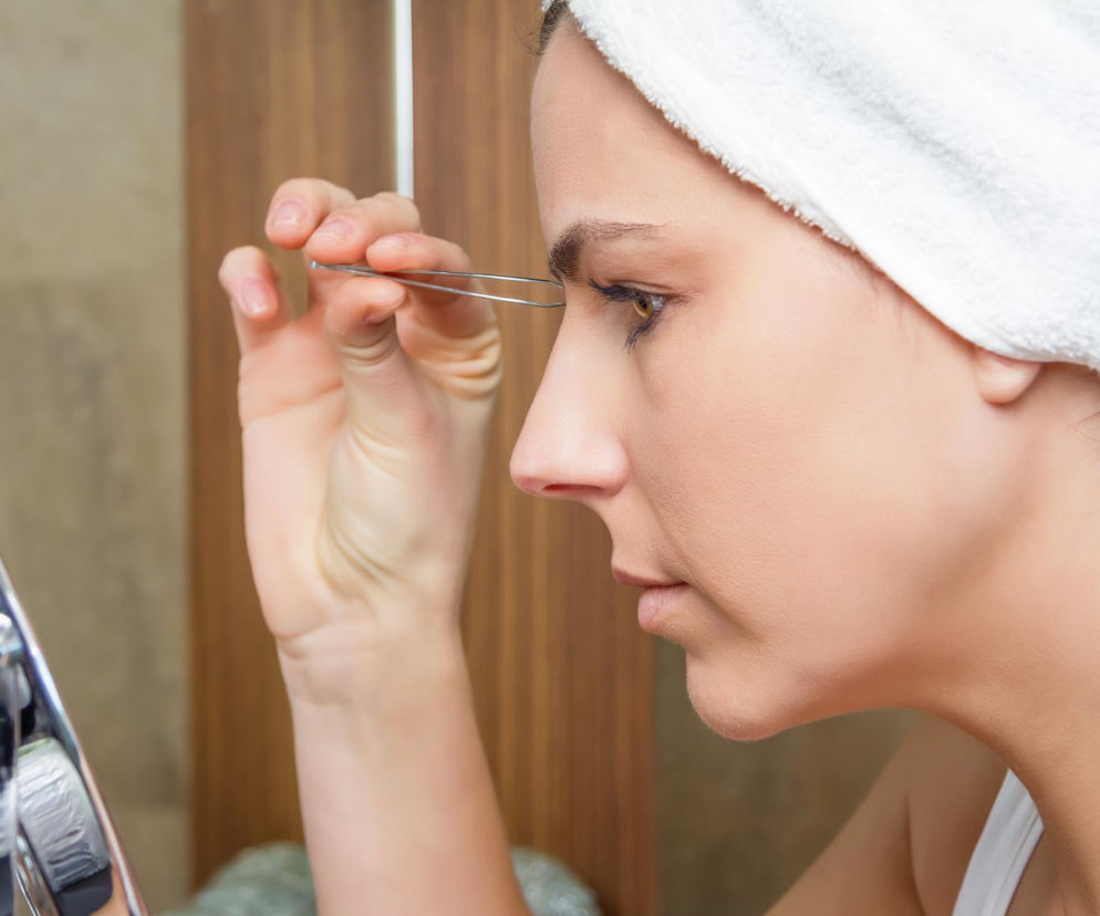 Uważaj na ten błąd przy regulacji brwi. Jeden ruch pęsetą może trwale zmienić twoje rysy twarzy