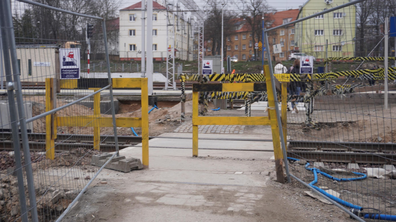Dworzec Olsztyn Główny coraz bliżej. Postępują prace przy budynku oraz na peronach
