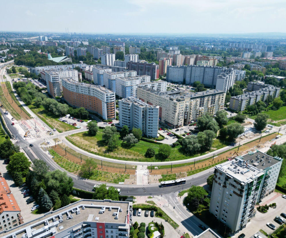 Widok z góry na budowę linii tramwajowej do Mistrzejowic w Krakowie. O postępach prac przeczytasz w serwisie Architektura.
