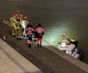 Unoszące się na wodzie ciało