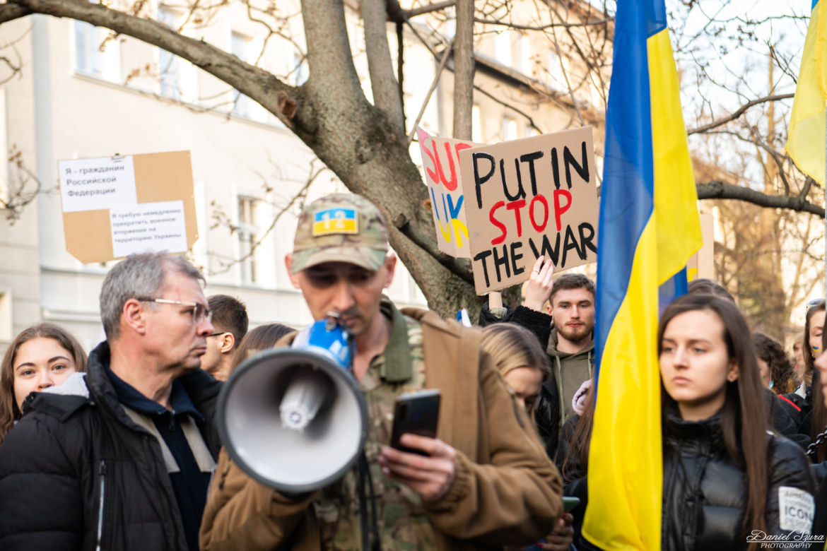  Kraków solidarny z Ukrainą. Setki osób przyszło na manifestację [ZDJĘCIA]