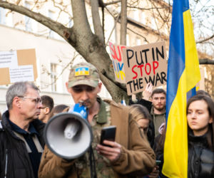  Kraków solidarny z Ukrainą. Setki osób przyszło na manifestację [ZDJĘCIA]