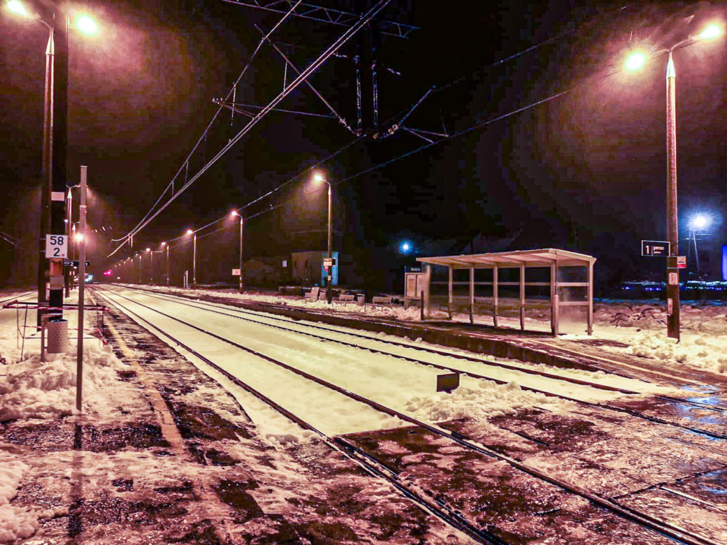 Lód na torach, pociągi utknęły na trasie. Potężne opóźnienia