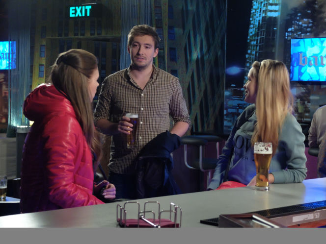Pierwsza miłość. Aśka (Paulina Gałązka), Luiza (Klaudia Halejcio), Kacper (Michał Szwed)