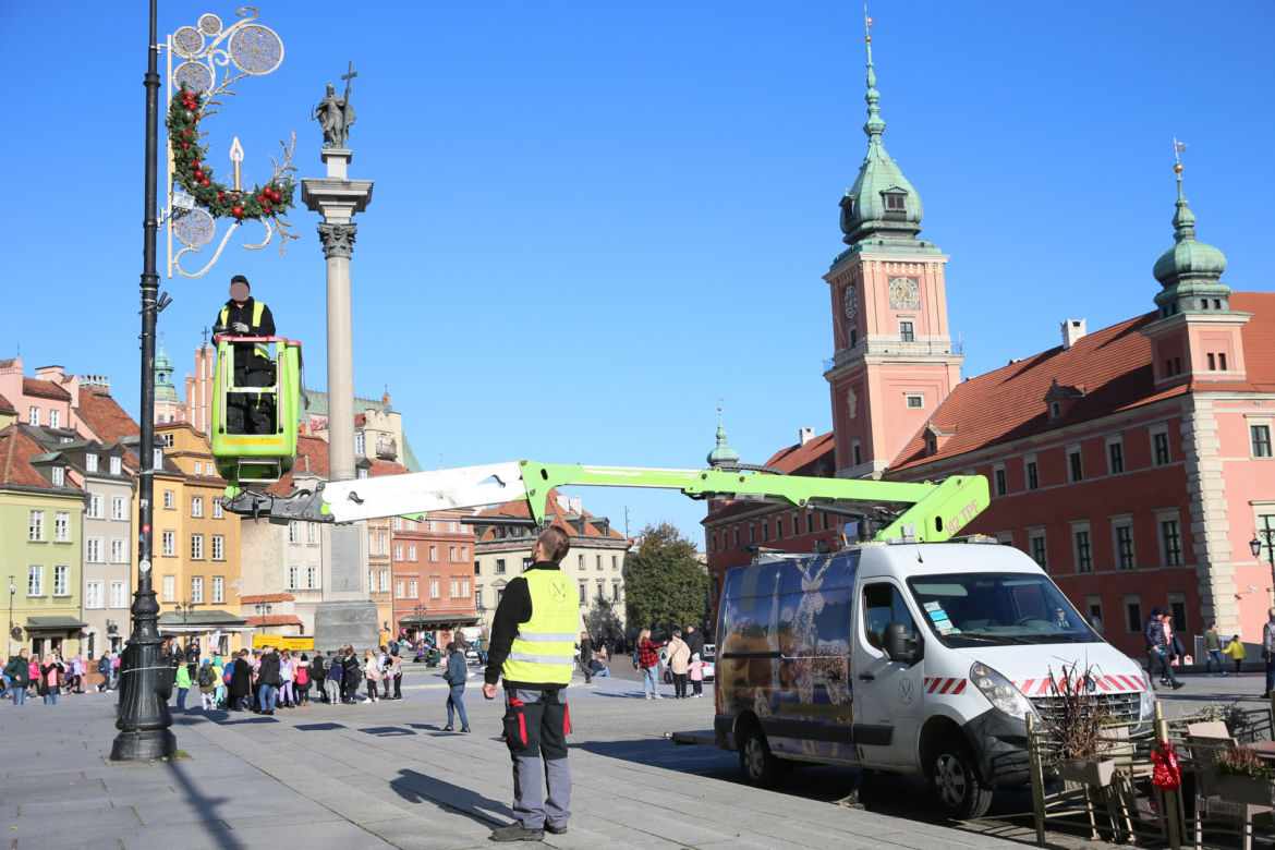 Warszawa rozwiesza świąteczną iluminację mimo wysokich cen prądu. Rafał Trzaskowski odpowiada